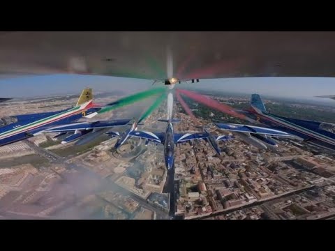 Lo spettacolare passaggio delle Frecce tricolori visto dall’aereo del capoformazione