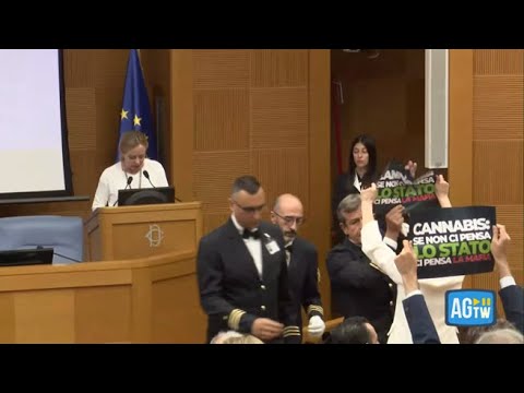 La premier Meloni contestata: il video del blitz di +Europa al convegno sulla droga