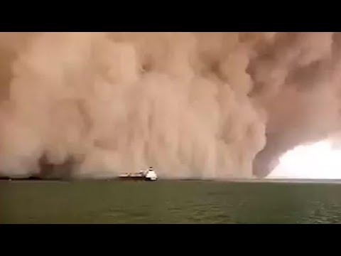 Incredibile tempesta di sabbia nel Canale di Suez