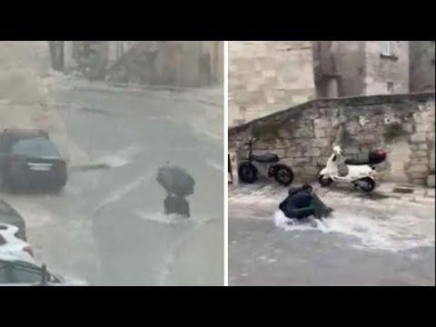 Maltempo a Matera, alcune persone trascinate dall’acqua nel centro storico