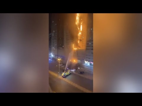 Palazzo in fiamme negli Emirati Arabi: la facciata divorata dal fuoco