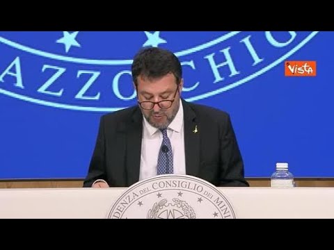 Salvini: Casco e assicurazione obbligatoria per i monopattini