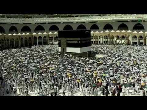Fedeli girano attorno alla Kaaba di La Mecca: 1,8 milioni in pellegrinaggio