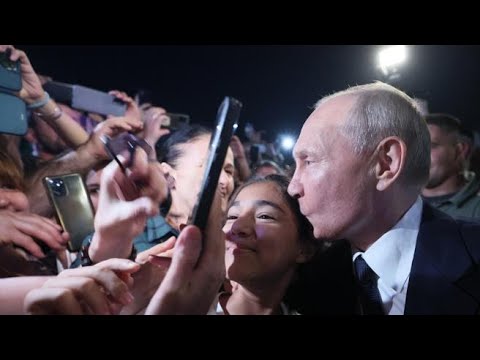 Putin tra la folla in Daghestan: selfie e strette di mano. Dubbi in rete: «È un sosia»