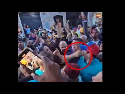Venezuela, donna tira uno schiaffo al leader dell’opposizione Capriles