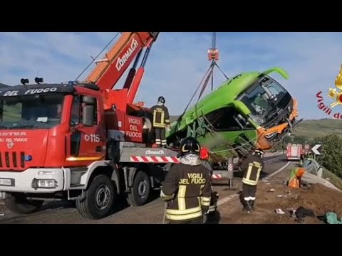 Avellino, bus precipita in una scarpata: il video del recupero con la gru
