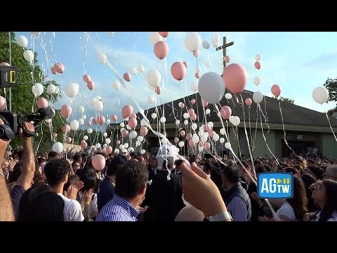 I funerali della diciottenne morta mentre faceva rafting: lacrime e palloncini
