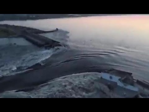Distrutta una diga vicino a Kherson, Kiev accusa Mosca: le immagini dell’acqua che fuoriesce…