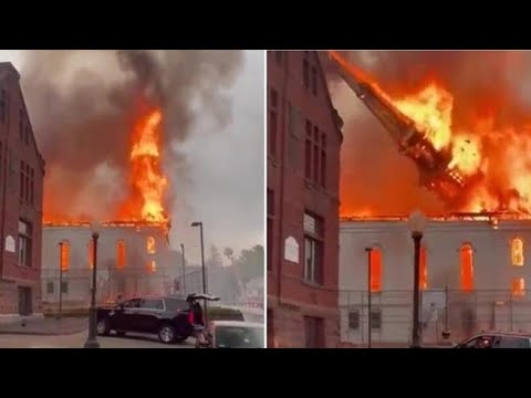 Chiesa colpita da un fulmine in Massachusetts, crolla il campanile avvolto dalle fiamme