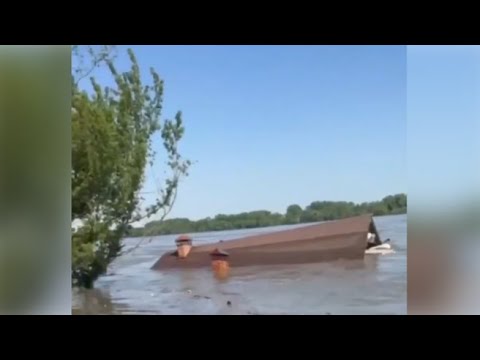 Distruzione diga di Nova Kakhovka: una casa viene trascinata via