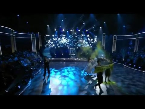 Attivisti irrompono al “Ballando con le Stelle” svedese: la gru della telecamera ne «investe»…