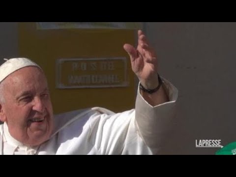Papa Francesco in Piazza San Pietro poche ore prima del ricovero al Gemelli