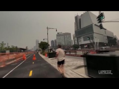 New York, cielo oscurato dagli incendi in Canada