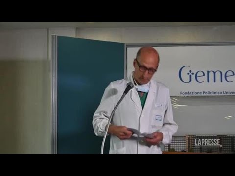 Il chirurgo Alfieri dopo l’intervento al Papa: «Sta bene ed è sveglio, ha già fatto una battuta»
