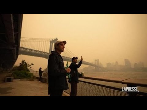 Il cielo di New York diventa arancione a causa del fumo degli incendi in Canada