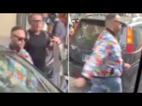 Napoli, blocca il bus con l’auto in doppia fila poi scende e rompe i vetri del mezzo con una…