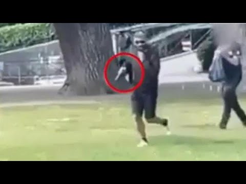 Attacco ad Annecy, il sospetto in fuga con il coltello in mano