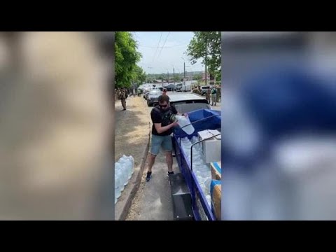 Kherson allagata, i russi lanciano le bombe sui volontari che aiutano le vittime della diga