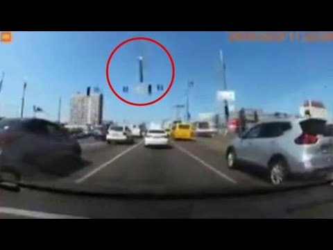 Missile russo cade tra le auto in mezzo alla strada trafficata di Kiev