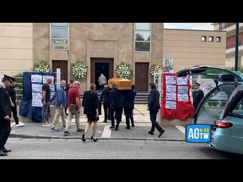 Funerale Giulia Tramontano, il feretro arriva nella chiesa di Sant’Antimo