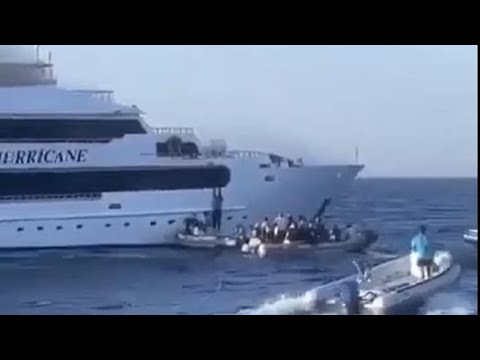Nave in fiamme a Marsa Alam, turisti si tuffano in mare per salvarsi: tre dispersi