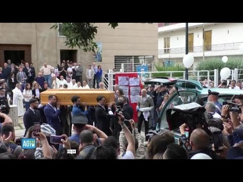Il feretro di Giulia Tramontano lascia la chiesa tra palloncini bianchi e un lungo applauso
