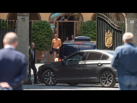 Il feretro di Berlusconi arriva ad Arcore: gli applausi della folla