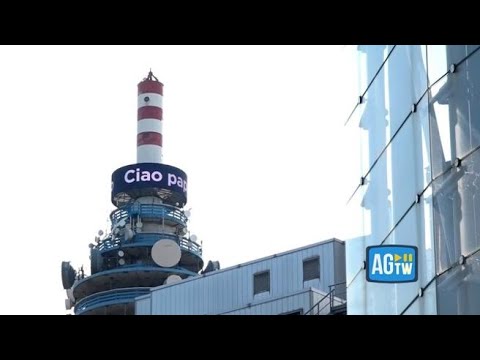 Sulla Torre Mediaset le scritte «Ciao papà» e «Grazie Silvio»