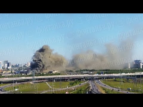 Grosso incendio in una fabbrica di San Pietroburgo: fumo nero e visibile a chilometri di distanza