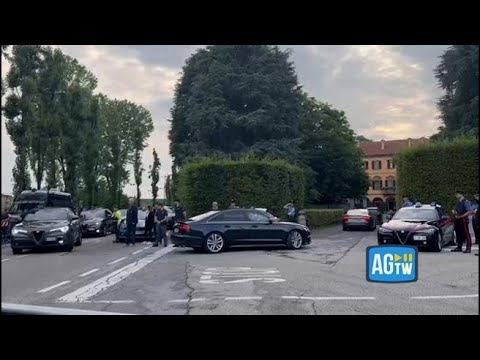 L’arrivo di Meloni alla camera ardente di Berlusconi ad Arcore