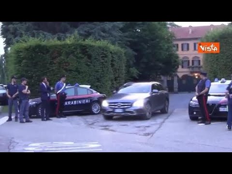 Piersilvio Berlusconi saluta le persone davanti a villa San Martino tra gli applausi