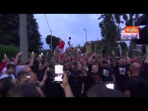 La Curva Sud del Milan a villa San Martino, rose rosse e il coro: “C’è solo un Presidente”