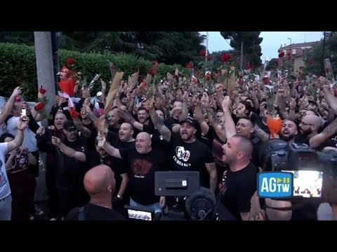 Gli ultrà del Milan ad Arcore, l’omaggio a Berlusconi: rose rosse e cori