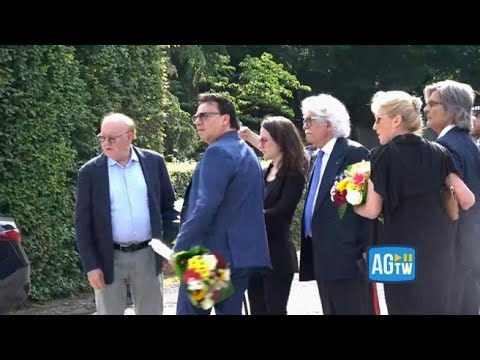 Razzi e Boldi alla camera ardente di Berlusconi: «Non possiamo farvi entrare»