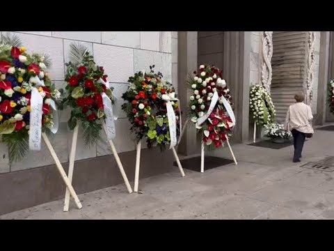 Tante corone di fiori per Berlusconi: anche da Belen Rodriguez e Lapo Elkann