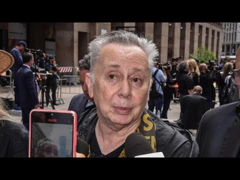 Lele Mora ai funerali di Berlusconi: «Rifarei tutto, siamo stati maltrattati»