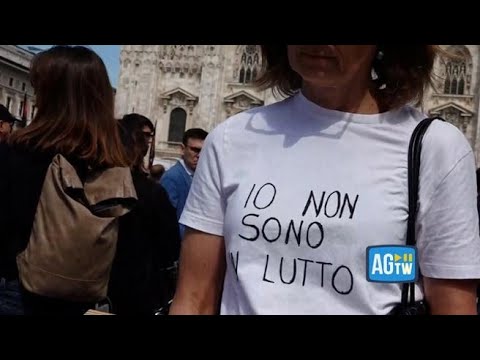 Una contestatrice in piazza Duomo per i funerali di Berlusconi: «Io non sono in lutto»