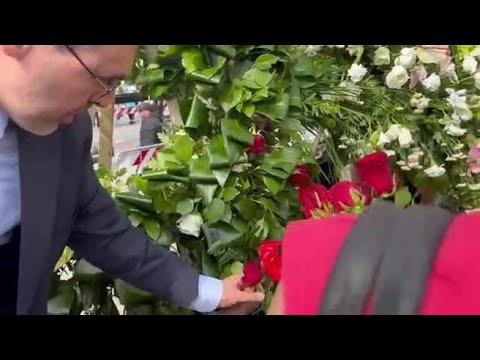 Assalto alle corone, alla fine del funerale di Berlusconi la gente si porta via i fiori per…