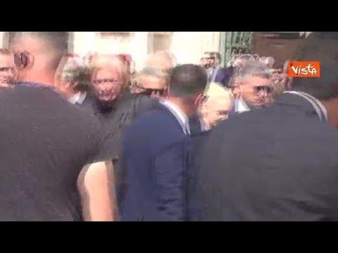Marina e Piersilvio mano nella mano lasciano i funerali di Silvio Berlusconi