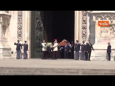 “C’è solo un Presidente”, il coro all’uscita del feretro di Silvio Berlusconi