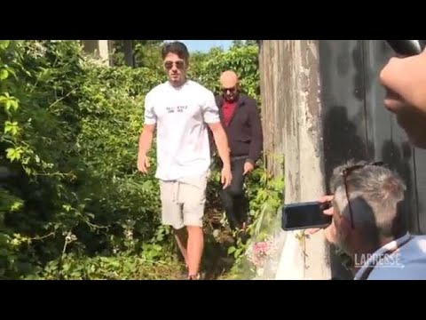 Giulia Tramontano, il fratello e il padre lasciano fiori sul luogo del ritrovamento
