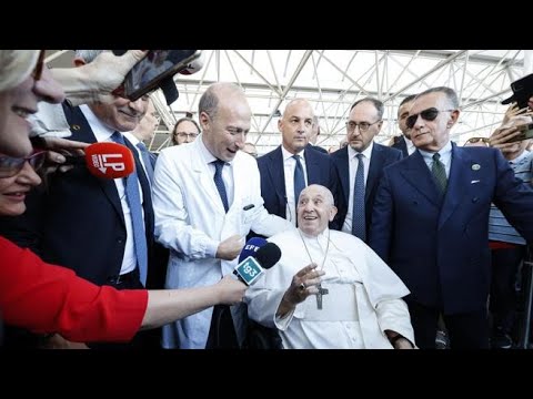 Papa Francesco lascia il Policlinico Gemelli di Roma tra gli applausi dei pazienti