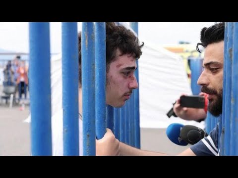 L’abbraccio in lacrime tra due fratelli attraverso le sbarre, al porto di Kalamata