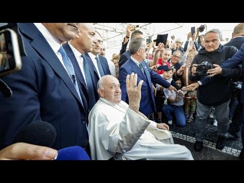 Papa Francesco non risponde all’inviato del Tg1 e allontana il microfono