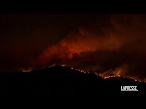 Grecia, due grandi incendi vicino ad Atene: migliaia gli evacuati