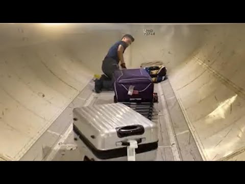 Perché alcuni bagagli arrivano prima sul nastro in aeroporto? Il video che spiega il criterio…
