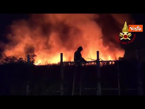 Incendio in un ex campo rom a Napoli: aria irrespirabile e traffico in tilt