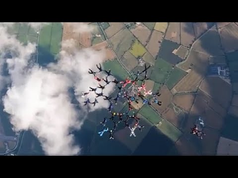 Record di paracadutismo in formazione in Gran Bretagna: le riprese spettacolari