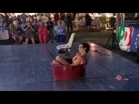 Militante del Pd improvvisa uno spogliarello alla Festa dell’Unità