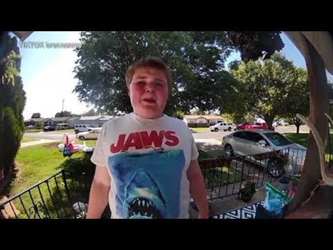 Texas, la storia che commuove: il ragazzino suona ai campanelli del suo quartiere per trovare…